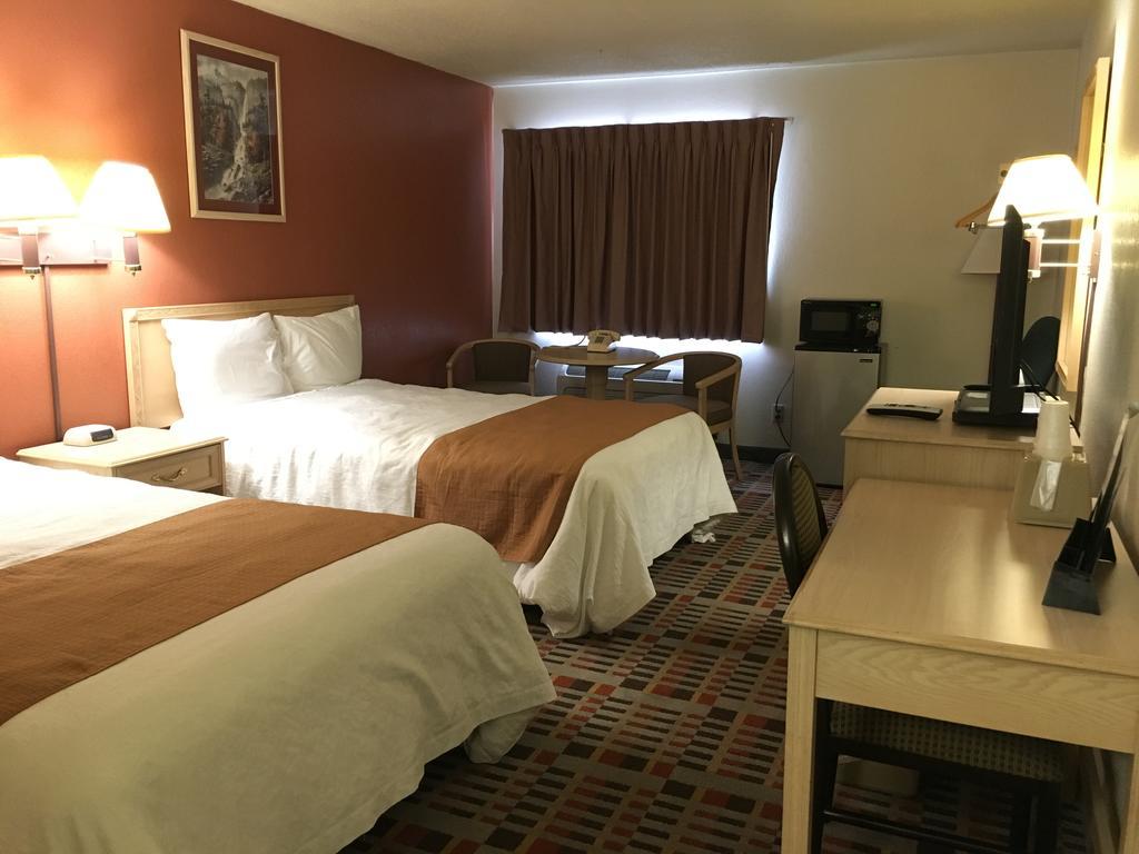 Anderson Chesterfield Travel Inn Daleville Bagian luar foto